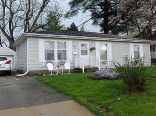 1063 9th St, Charleston, IL 61920