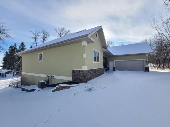 733 Minot Bch, Bottineau, ND 58318