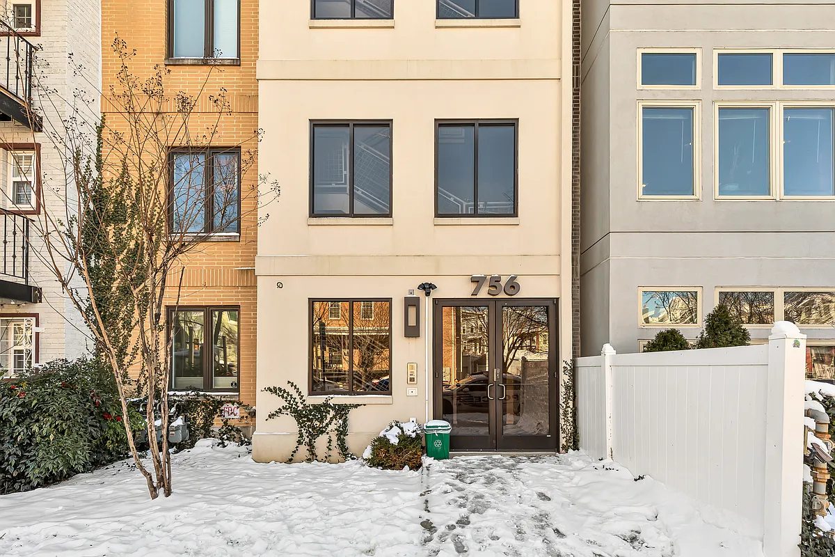 Building Photo - 756 Park Rd NW #1