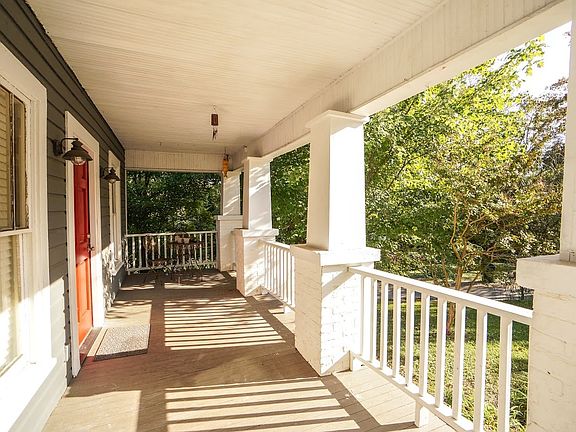 3rd image of 402 Rosewood St