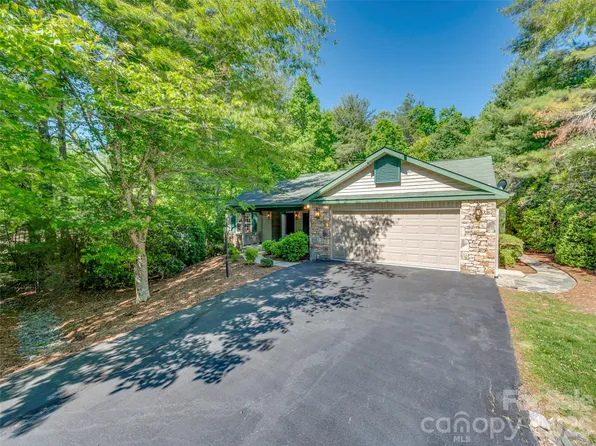 23 Tall Pines Rd, Hendersonville, NC 28739