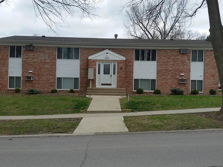 825 Oakcrest St — Photo 1