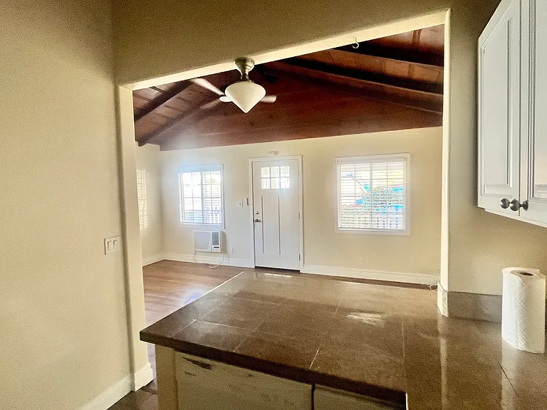 4042 La Crescenta Ave — Photo 7