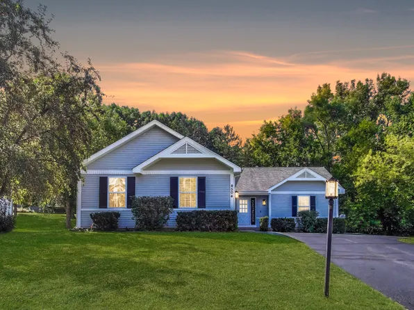 4504 Vista Dr, Island Lake, IL 60042