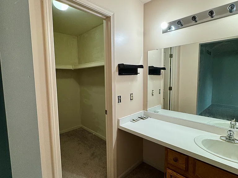 1825 Latimer Dr — Photo 73