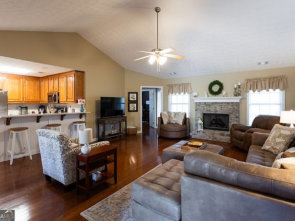 4th image of 164 Laurel Ln