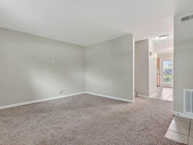 921 Kingsbury Dr #C — Photo 9