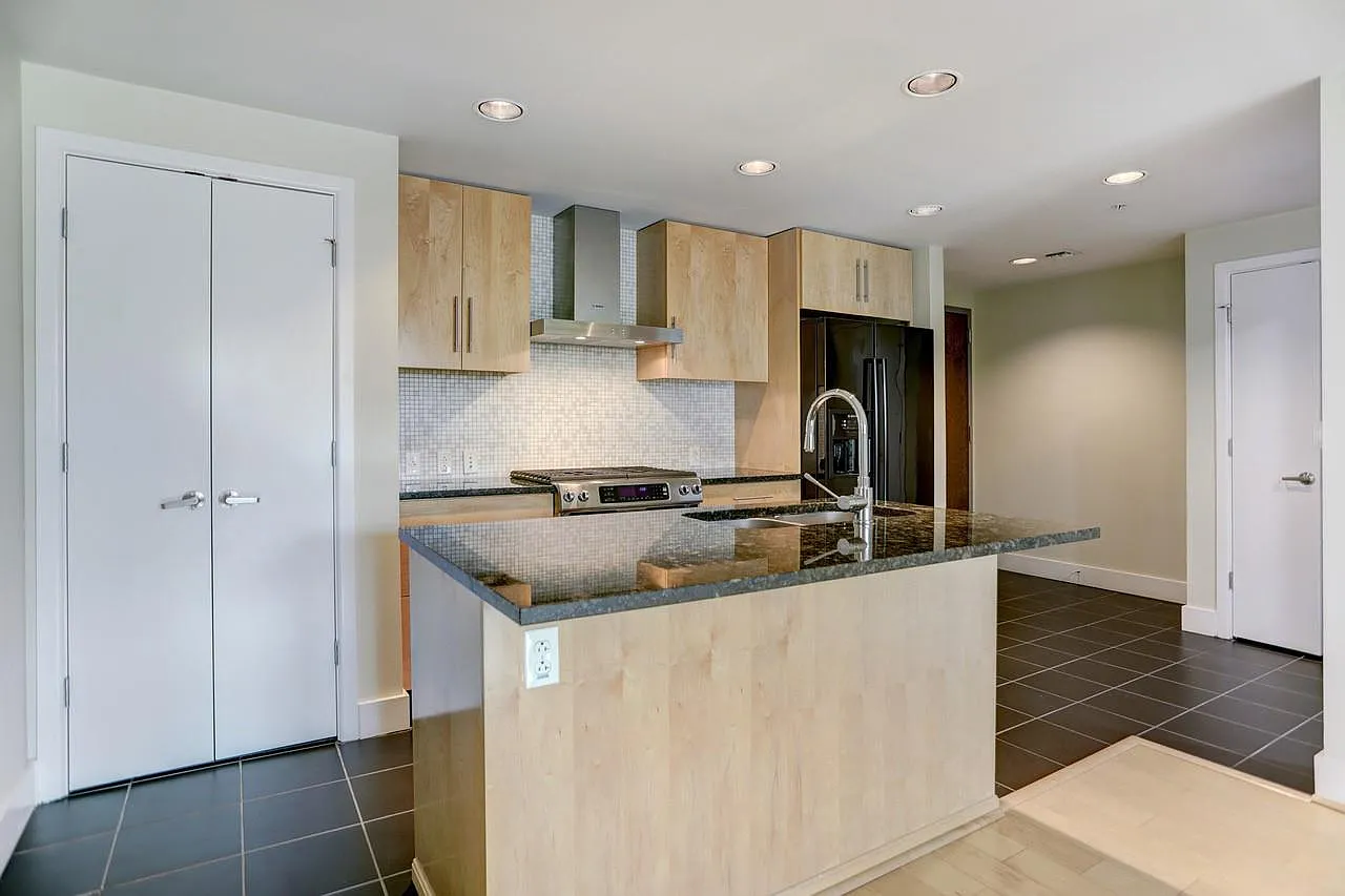1 bed, 1.5 bath, 980 sqft, $2,450 — Photo 3