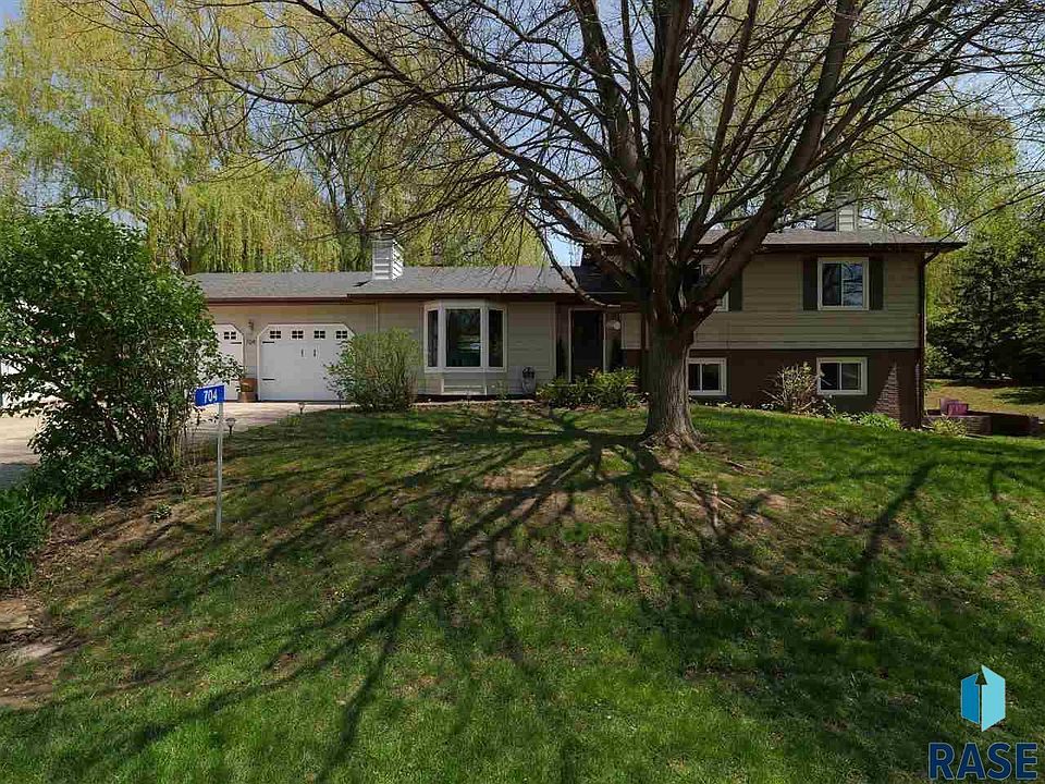 1st image of 704 N Meadowbrook Ln