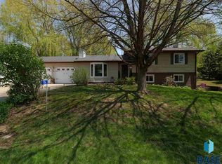 704 N Meadowbrook Ln, Sioux Falls, SD 57110