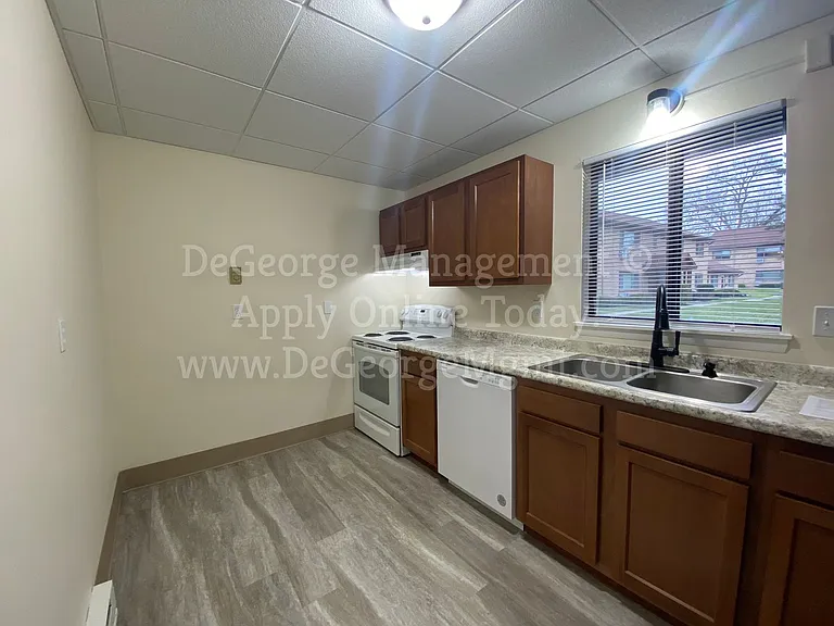 Parkway Apartments — Photo 7