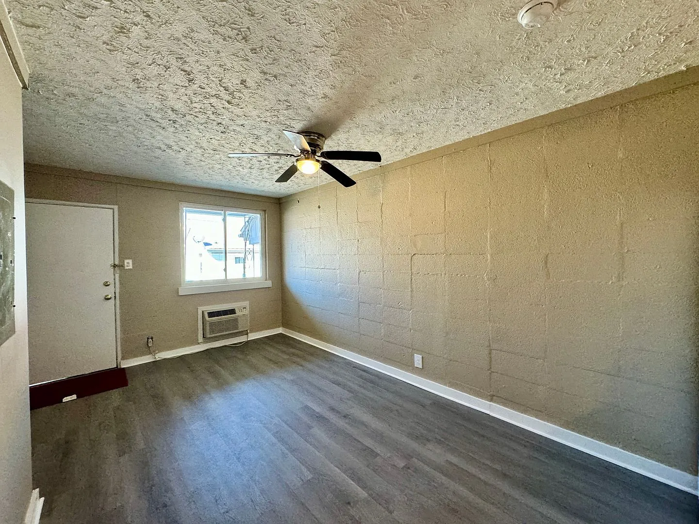 Weekly OR Monthly - One Bedroom, Utilities Included — Photo 3