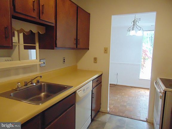 3rd image of 11051 Camfield Ct