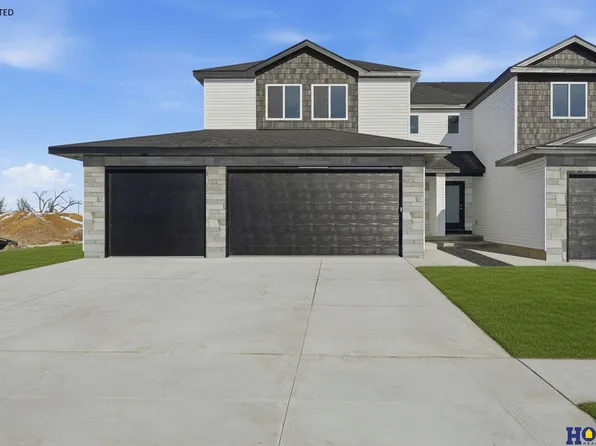 8911 Peregrine Rd, Lincoln, NE 68505