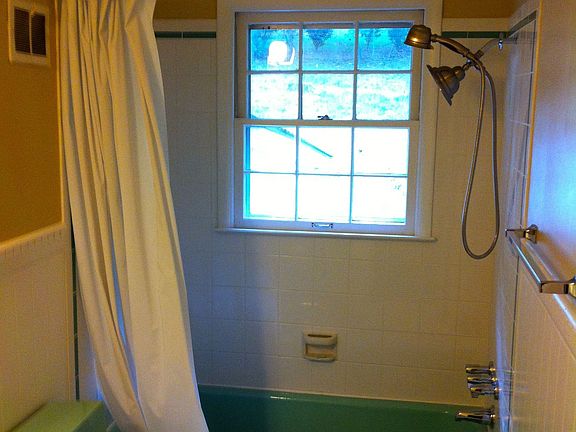 Main bathroom 