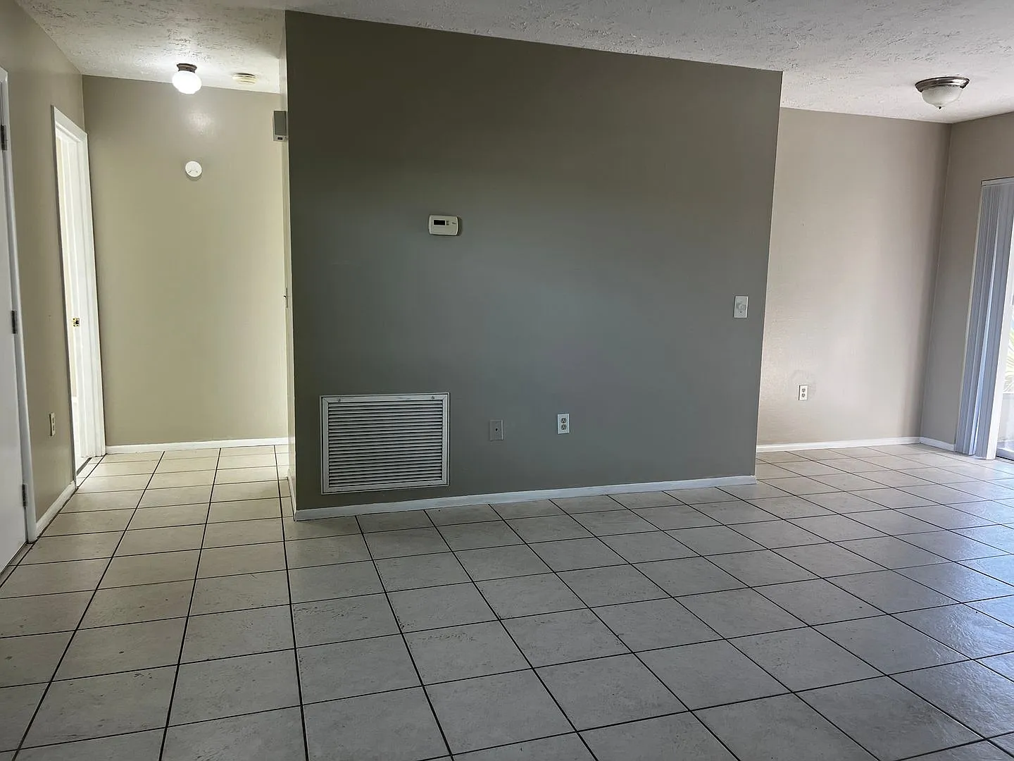 2BD/1BA/Single carport - Venice — Photo 3