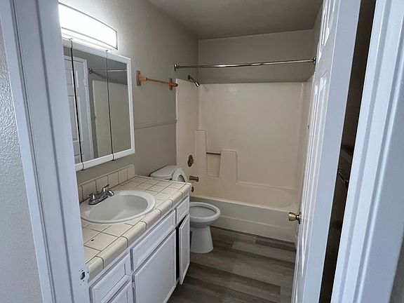 5th image of 1123-1129 Cypress Ave #1127