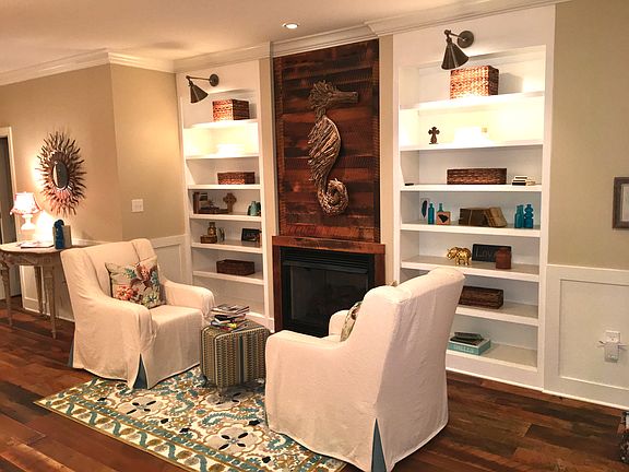 Sitting area with fireplace 