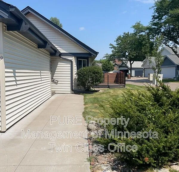 1390 Granada Trl N — Photo 1
