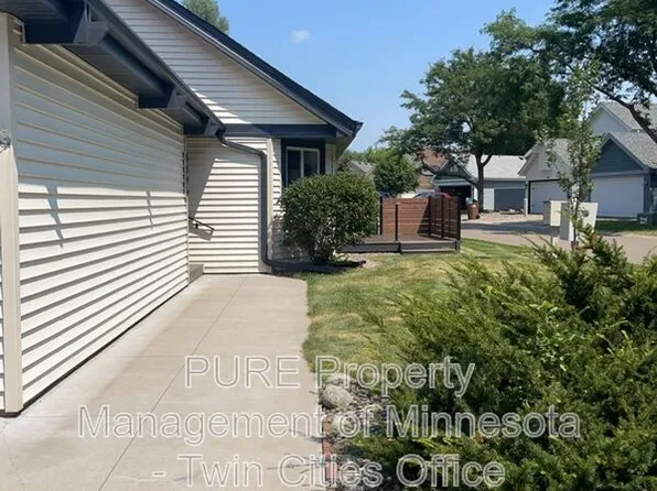 1390 Granada Trl N, Oakdale, MN 55128