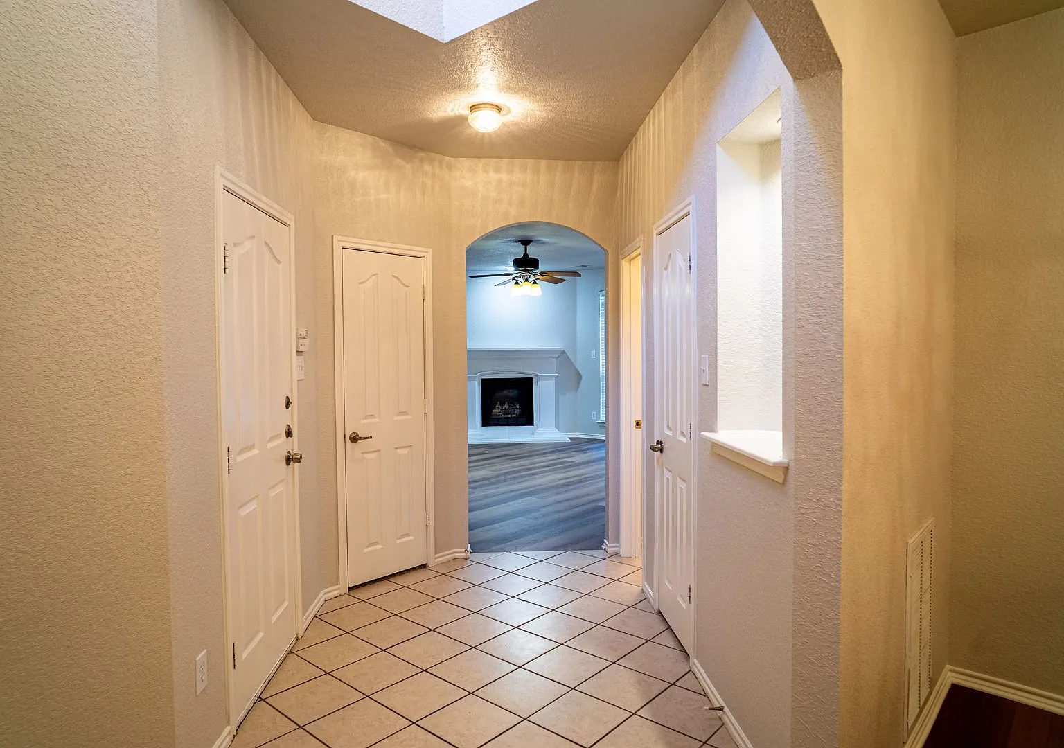 Beautiful Home on a Spacious corner lot — Photo 4