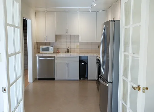 1063 Carolina St — Photo 9