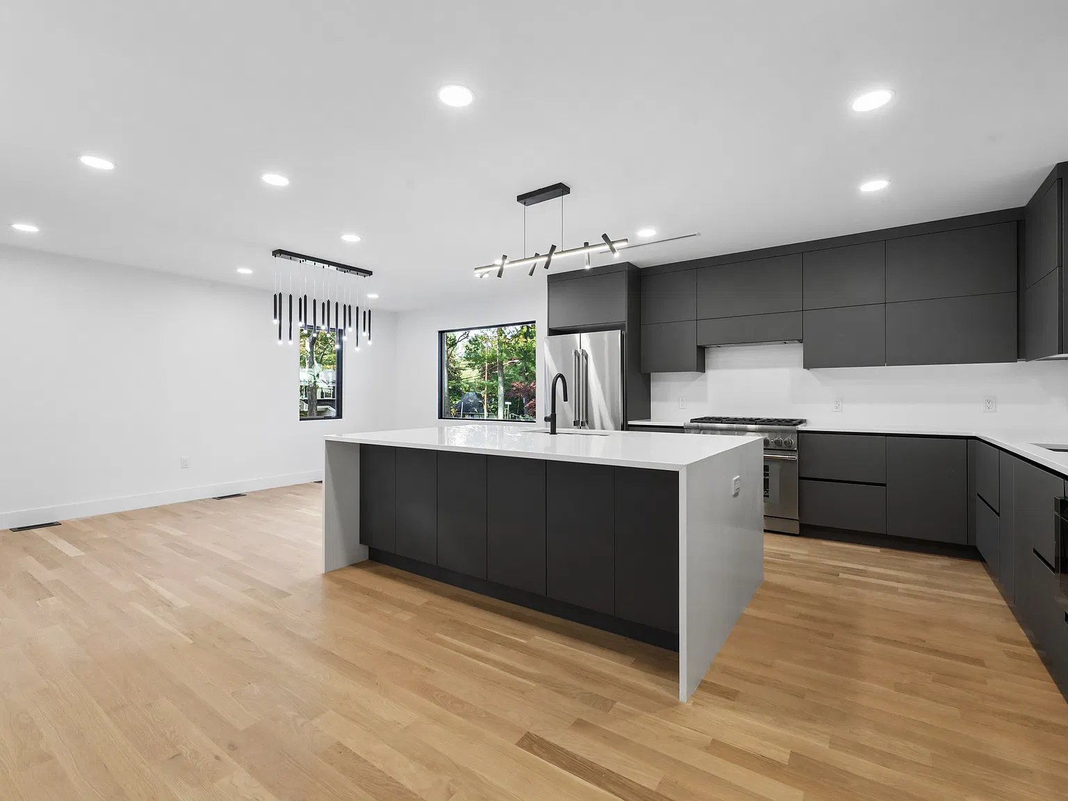 5 bed, 4.5 bath, 3500 sqft, $10,000 — Photo 2