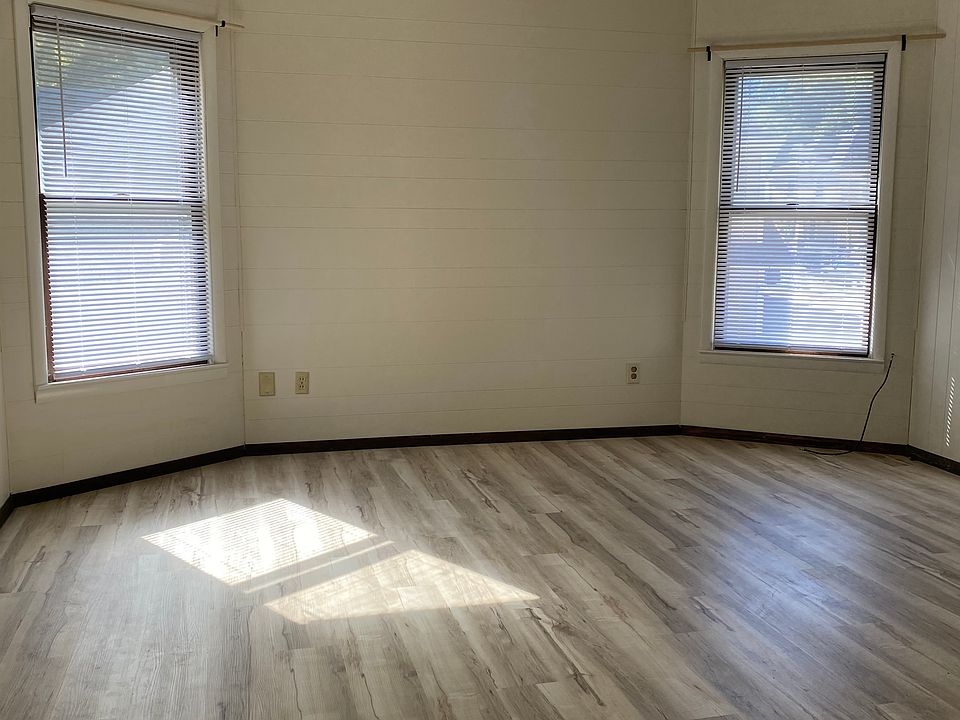 Large living room. New floors, fresh paint and window blinds