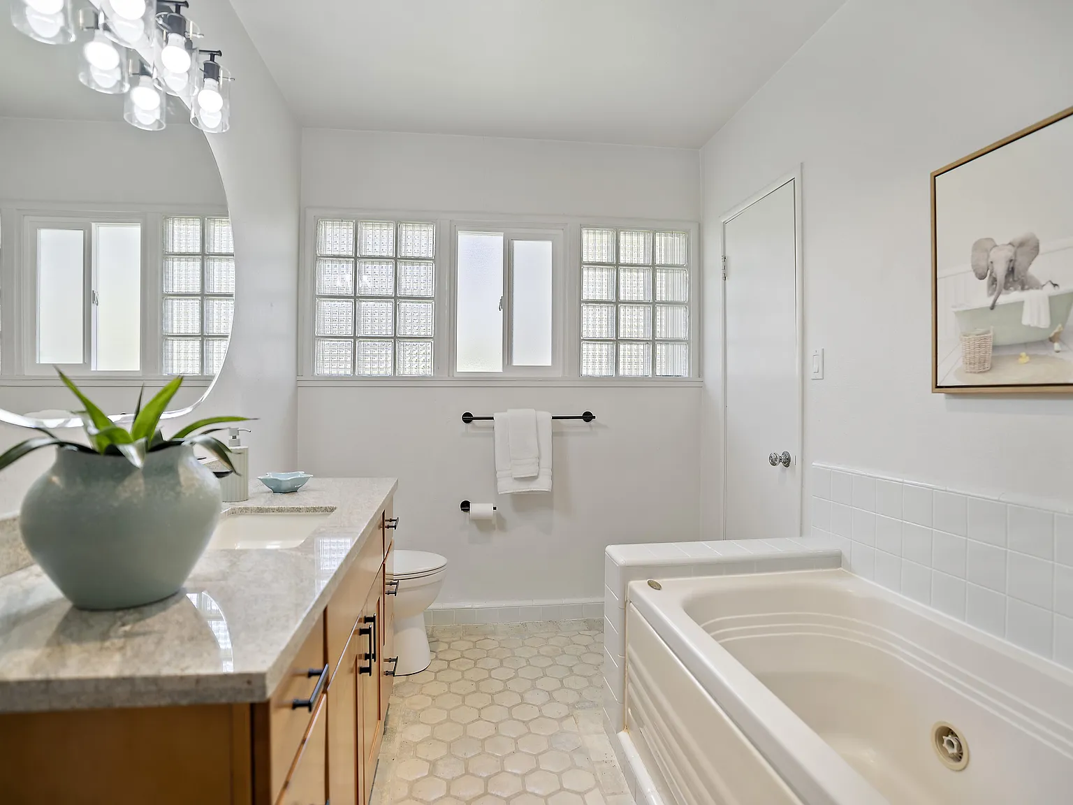3 bed, 2.5 bath, 2325 sqft, $10,000 — Photo 3