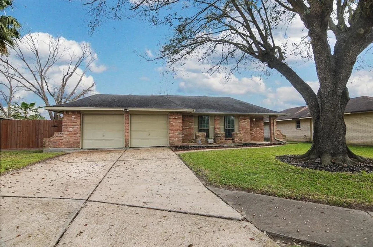 3 bed, 2.0 bath, 1600 sqft, $2,000 — Photo 1