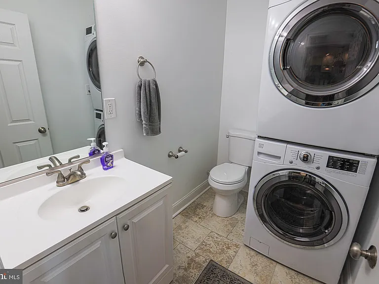 215 Clarendon Ave — Photo 35