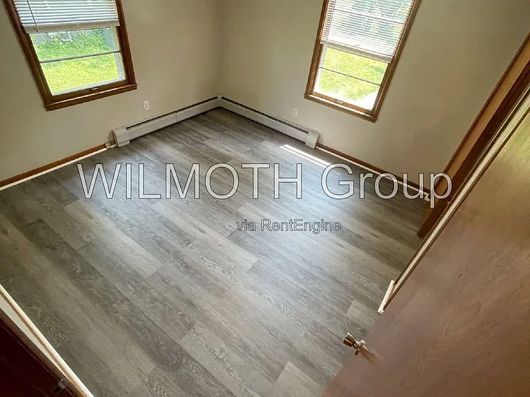113 W 5th St #B — Photo 7