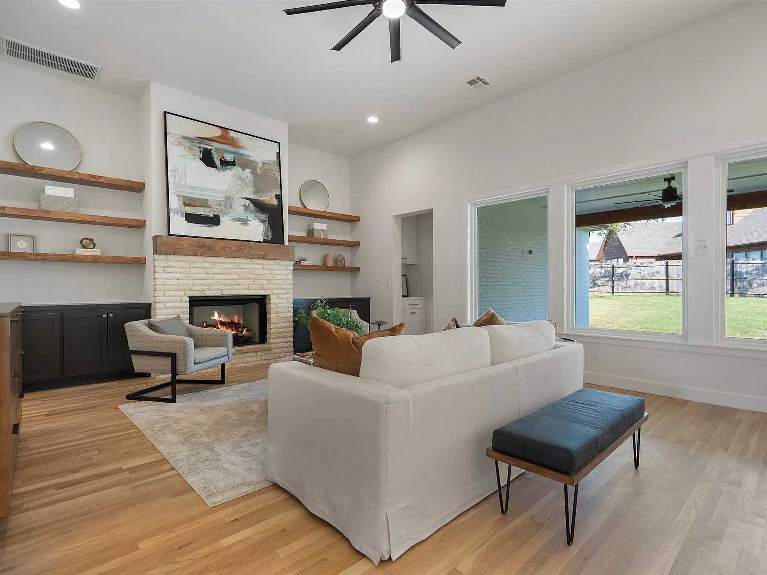 4 bed, 2.0 bath, 2366 sqft, $3,300 — Photo 3