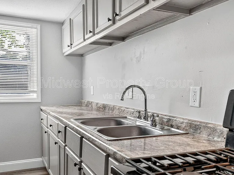 273 Roderick Dr — Photo 3