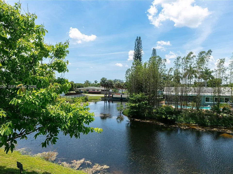 717 Gardens Dr #201