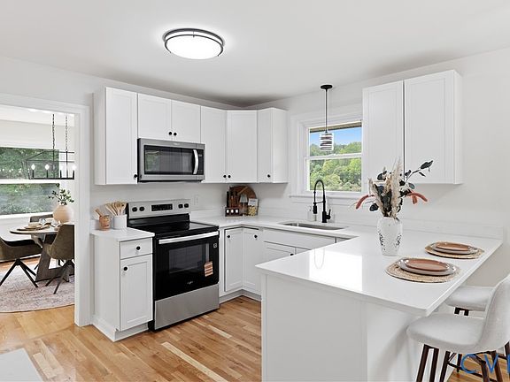 3rd image of 654 Scarlet Oak Rd