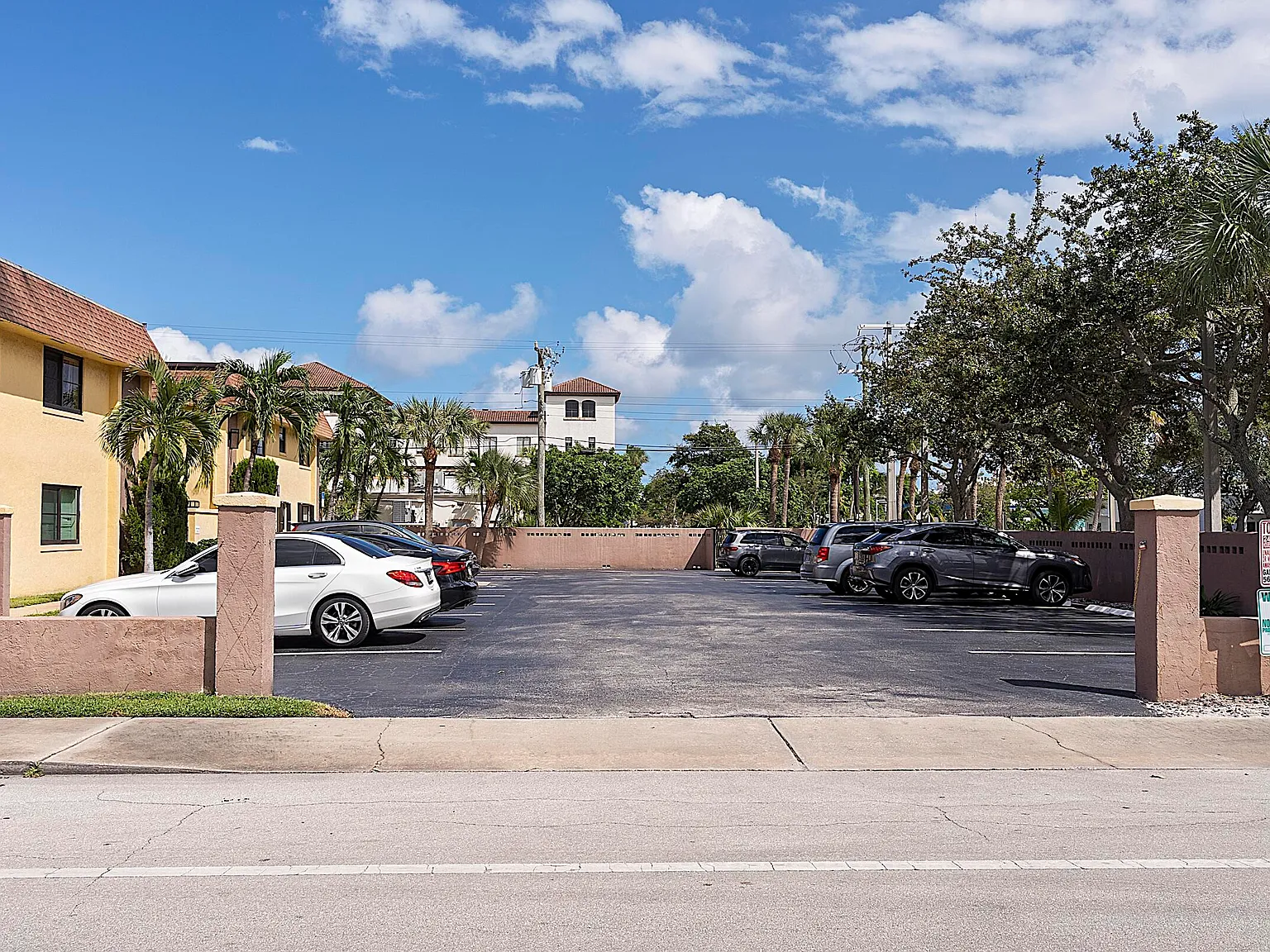 2 bed, 2.0 bath, 1072 sqft, $3,500 — Photo 2