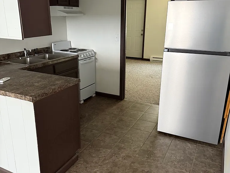 436 Martin Rd E — Photo 3