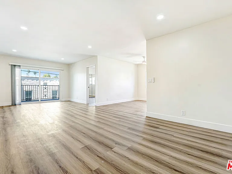 8208 Romaine St #4 — Photo 4