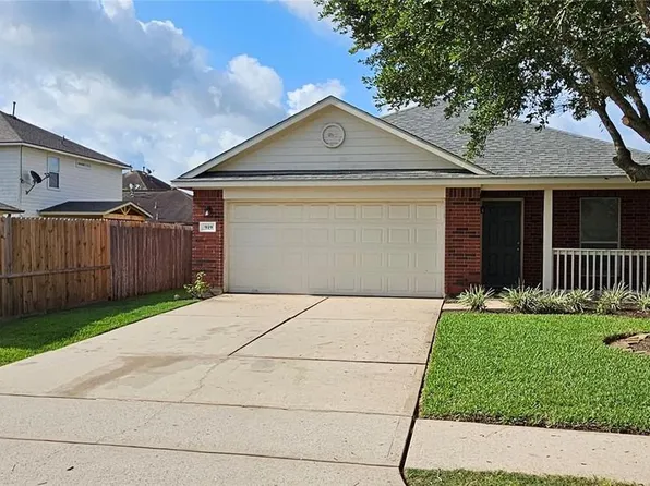 919 Yorkshire Hollow Ln, Fresno, TX 77545