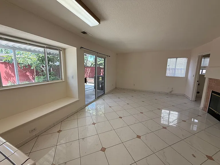 581 Hellyer Ave — Photo 2