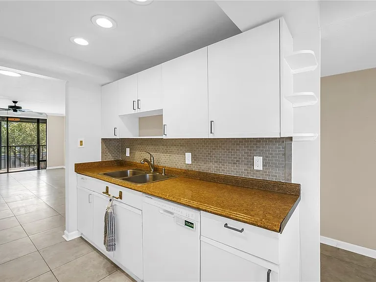 1320 Pasadena Ave S #203 — Photo 6