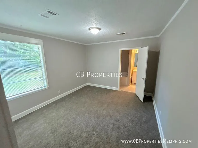 1018 McEvers Cir — Photo 4