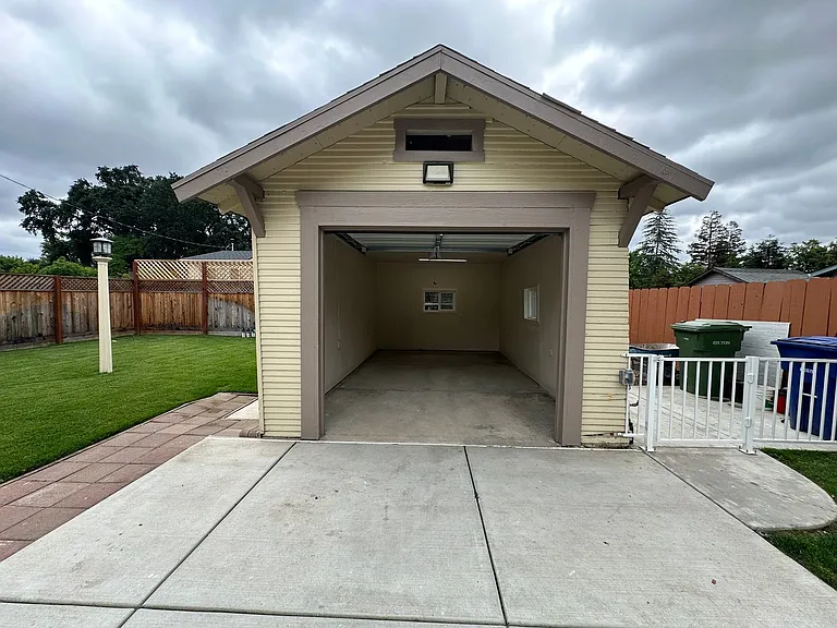 210 Las Flores Ave — Photo 23