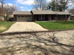 28 S Lakewood Dr, Effingham, IL 62401