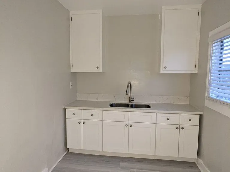 832 W Florence Ave #7A — Photo 3