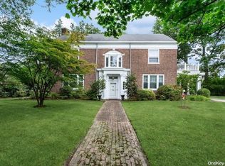 44 Nassau Blvd, Garden City, NY 11530