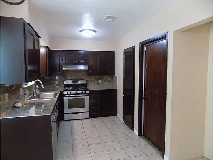 4 bed, 2.0 bath, 1400 sqft, $2,095 — Photo 4