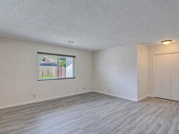5th image of 2335 Jasmine St
