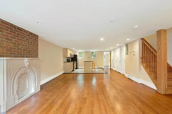 Rented by Park Property Advisors | media 8